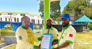 Alex Giyai (Tengah) dalam penyerahan surat tugas dari Kretua PK Komda Papua Tengah, Tino Mote – Istimewa.