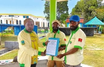 Alex Giyai (Tengah) dalam penyerahan surat tugas dari Kretua PK Komda Papua Tengah, Tino Mote – Istimewa.