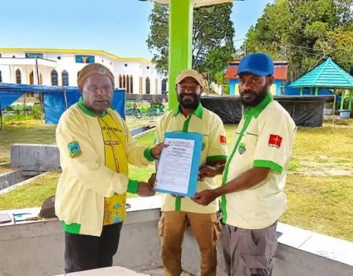 Alex Giyai (Tengah) dalam penyerahan surat tugas dari Kretua PK Komda Papua Tengah, Tino Mote – Istimewa.