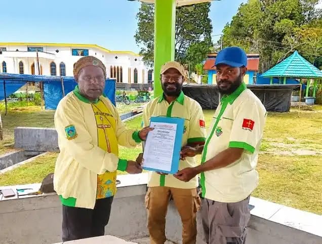 WhatsApp Image 2026-09-11 at 00.30.01 Alex Giyai (Tengah) dalam penyerahan surat tugas dari Kretua PK Komda Papua Tengah, Tino Mote – Istimewa.